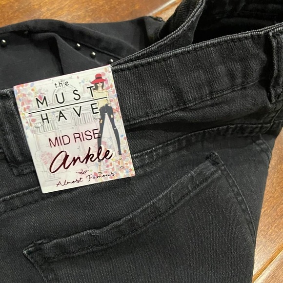 Almost Famous Must Have Mid Rise Black Denim Stretch Jeans Women's Size 11 x 28 - Picture 9 of 11